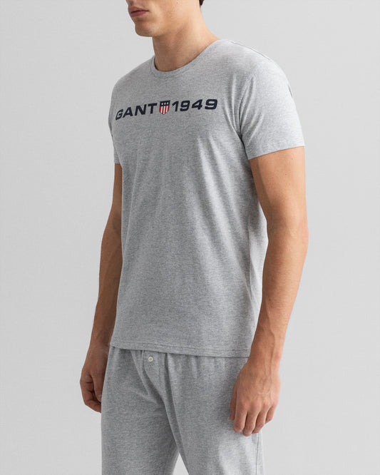 Gant Gant Retro Shield C-Neck T-Shirt, in regular classic fit.    chosen in a Light Grey Melange  colour. (902139208)