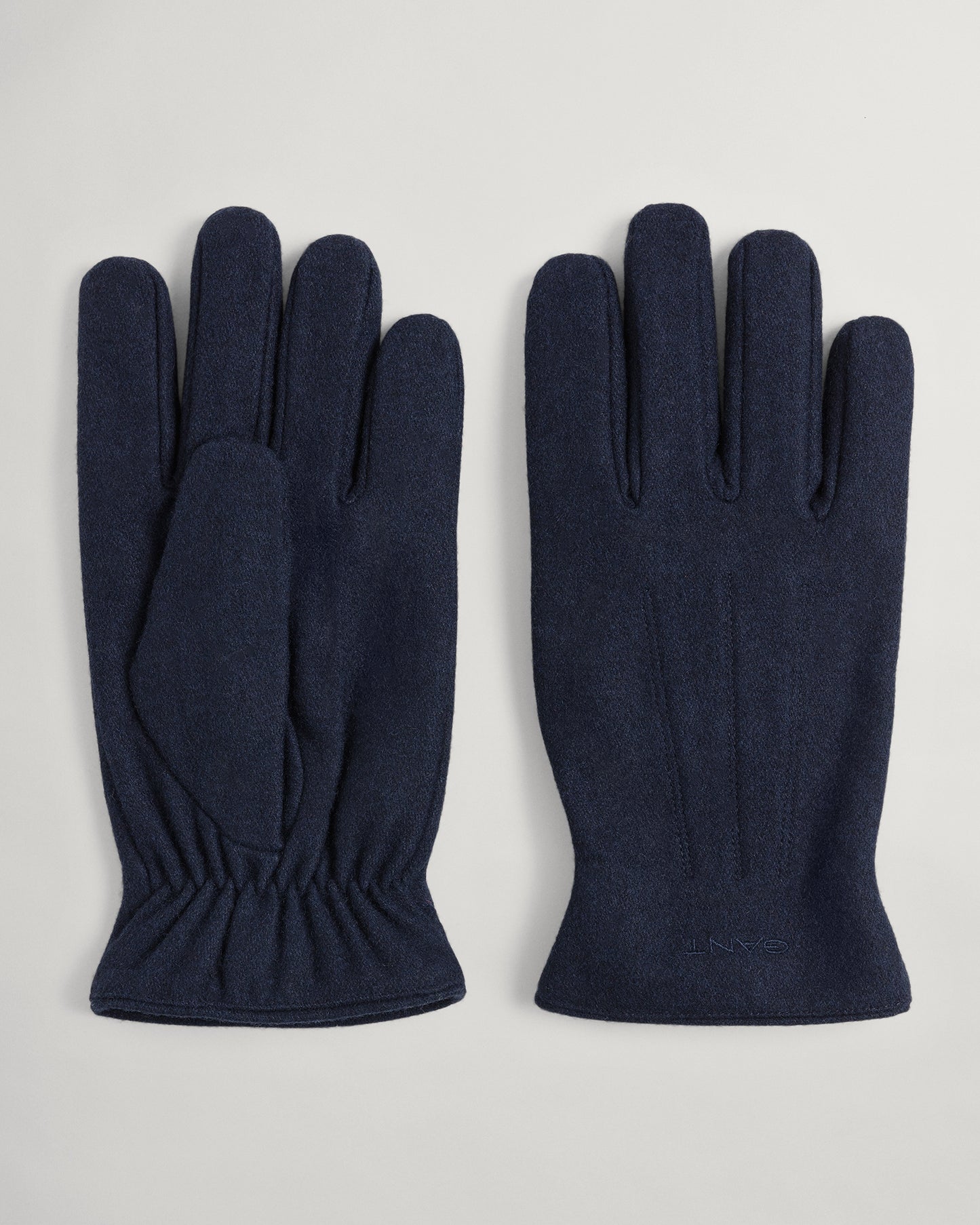 Gant Melton Gloves, in regular classic fit.    chosen in a Marine    colour. (9930066)